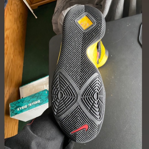Kyrie 3 Mens Bruce Lee - Picture 7 of 7